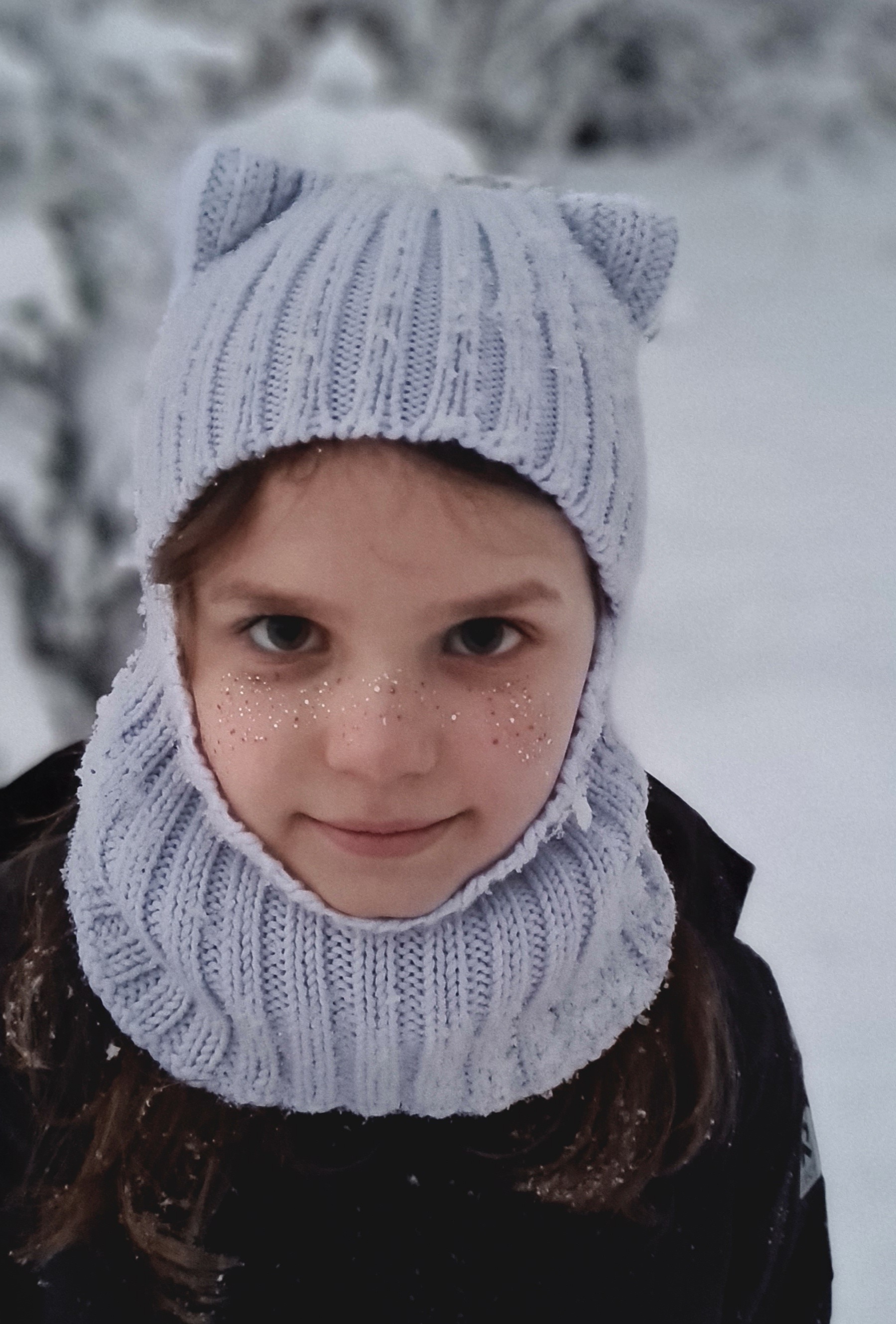Ledo spalvos katytės šalmukas