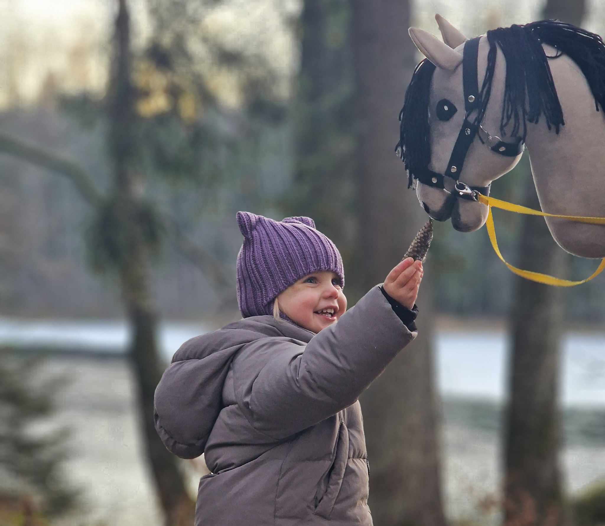 Blukintos violetinės spalvos katytės šalmukas