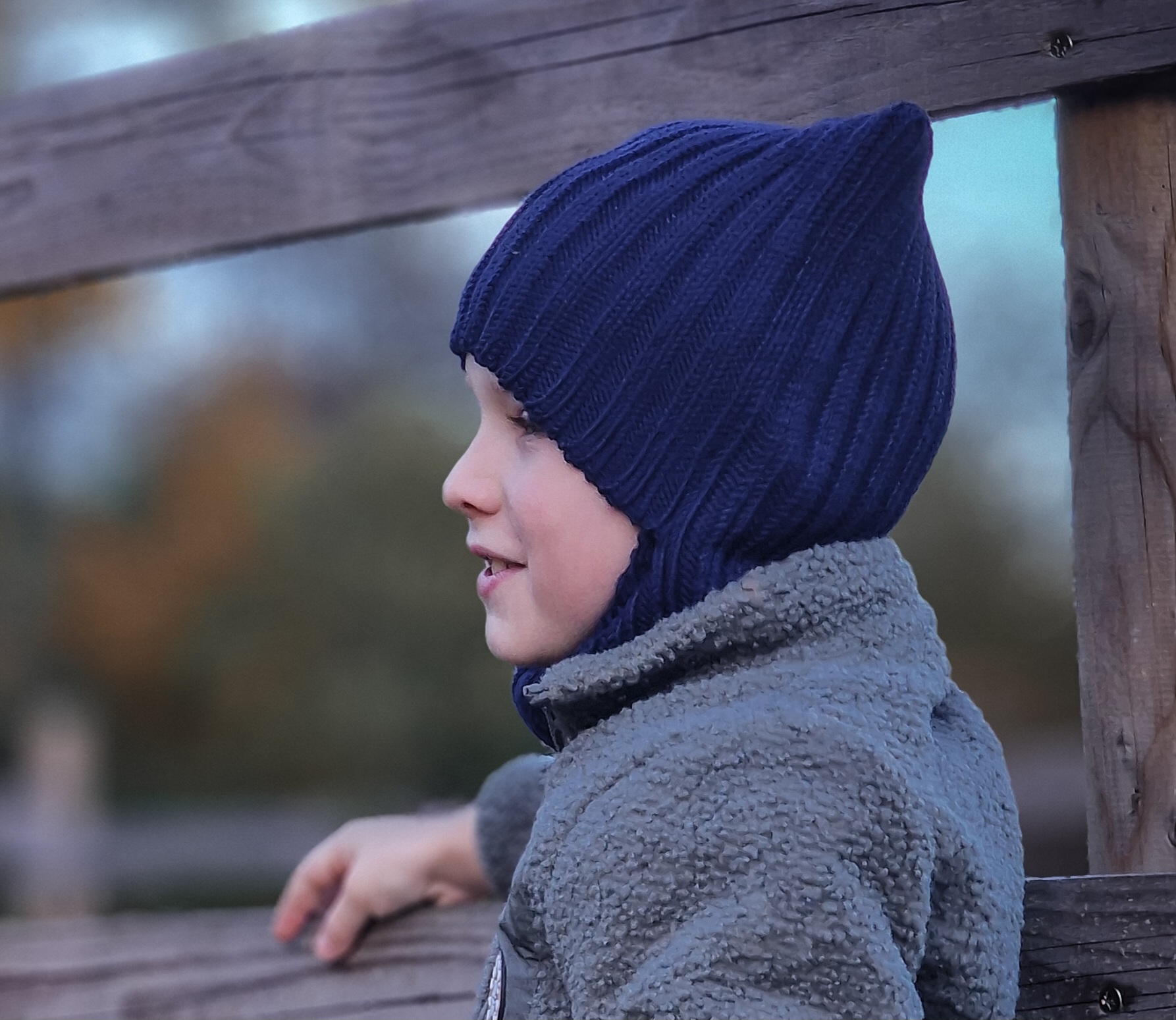 Tamsiai mėlynos spalvos šalmukas